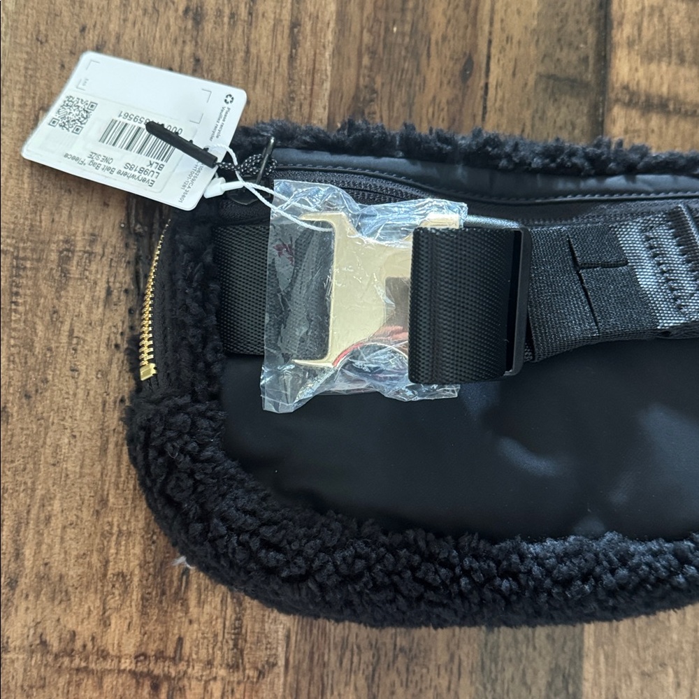 NEW Lululemon Everywhere Belt Bag Black Fleece 1L - Picture 14 of 16